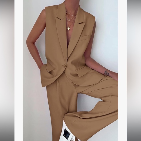 Women’s sleeveless suit and wide pant set - Picture 2 of 8